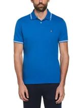 Polo azul con cuello clásico y tapeta de dos botones. Tiene mangas cortas con ribete doble blanco y logo de pingüino bordado en el pecho.