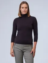 Polera de cuello alto color azul, de mangas 3/4 y corte ajustado.