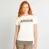 Camiseta blanca de algodón con estampado de la palabra "AMOUR" con animal print de leopardo.