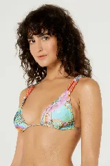 Bikini estampado con motivos tropicales y geométricos en tonos pastel, con corpiño triangular y tiras trenzadas en naranja y rosa.