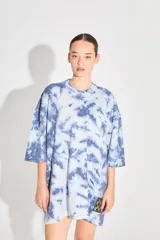 Sweater tejido tipo remerón oversize con proceso artesanal batik, silueta amplia, manga caída y etiqueta tejida con monograma en el delantero.