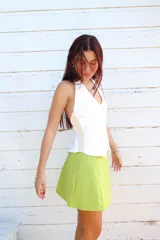 Minifalda de lino con corte recto y cierre lateral invisible.