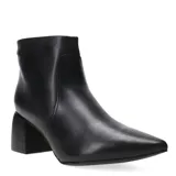 Botas de cuero color blanco, con taco cuadrado y punta fina.