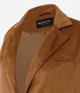 Blazer de corte sastre confeccionado en gamuza sintética color marrón, con cuello estructurado, mangas largas y cierre frontal con botones.