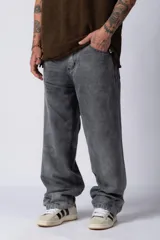 Jean de corte baggy con diseño amplio y holgado, confeccionado en denim de lavado claro con efecto desgastado en las piernas.