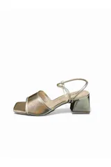 Sandalias de tacón Ana Paula modelo 75088, en color dorado, con tira ancha en la parte delantera y tiras finas en el talón. Cuenta con tacón ancho y bajo.