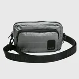 Cartera tipo bandolera de tamaño pequeño, color negro con acabado brillante. Cuenta con tres compartimentos con cierre, correa ajustable con logo de la marca y detalle de parche frontal con el nombre de la marca.