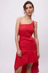 Vestido azul con bretel fino, escote asimétrico de un hombro, corte a la cintura con recorte en el lateral y falda midi con volados irregulares.