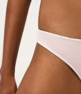 Kit de dos bombachas tipo bikini con diseño de hilo dental, confeccionadas en algodón acanalado con bordes en contraste de color rosado.
