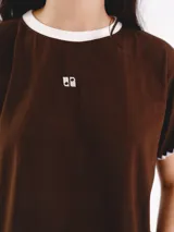 Remera de algodón azul marino, con cuello redondo y detalles en color blanco. Presenta mangas cortas con terminación bordada a contratono y logo bordado pequeño en el frente.