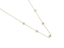 Collar dorado de acero con baño de oro y cinco circonias intercaladas.