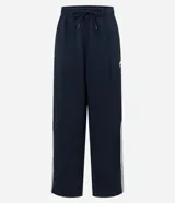 Pantalón deportivo de corte recto y holgado, color negro con rayas blancas laterales. Cuenta con cintura elástica con cordón ajustable, bolsillos laterales y detalle de costura vertical frontal.