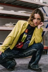 Buzo negro de corte holgado con cuello redondo y puños y cintura acanalados. Estampado frontal con imágenes de un encendedor, una pipa, una caja de cigarrillos y un cenicero.