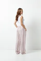 Pantalón de pijama celeste con rayas verticales finas color marrón, con bolsillos laterales y elástico en la cintura.