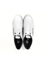 Championes de fútbol Umbro Classic II TF, color negro con detalles en verde neón. Capellada de cuero sintético y suela de goma con tapones para césped artificial.