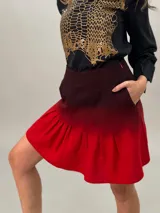 Minifalda de crepe de lana, teñida con degradé de bordó oscuro a rojo. Presenta bolsillos laterales.