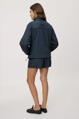 Short negro de tiro medio con cintura elastizada, calce relajado y franjas laterales en contraste.