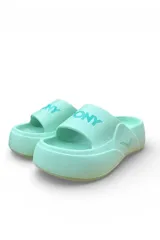 Chancletas blancas de plataforma con faja ancha y suela de goma. Tienen detalles en color salmón en la faja y suela tostada.