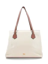 Cartera tipo tote de cuero color off-white con asas largas y detalles en tono tostado. Cuenta con un pequeño logo metálico dorado en la parte inferior frontal.