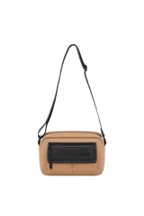 Morral rectangular de color camel con bolsillo frontal negro. Presenta un compartimento principal con cierre, un bolsillo delantero con solapa y cierre, y una correa larga ajustable en color negro. Marca Trendy.