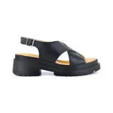 Sandalias color salmón con tiras cruzadas, plataforma de madera y suela con dibujo.