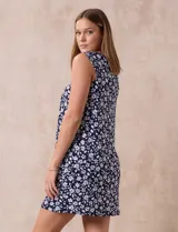 Camisón corto de tejido suave estampado, marca René Rofé. Tiene escote redondo con aplique de puntilla, botones y detalle plisado.