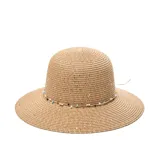 Sombrero de paja color beige con ala ancha y banda decorativa con cuentas de colores.