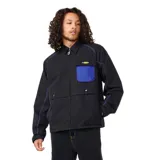 Campera negra con cierre frontal, cuello camisero, bolsillos laterales con solapa y bolsillo superior con parche azul. Detalles de costuras en azul eléctrico.