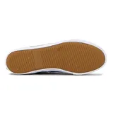 Championes de lona color azul marino, estilo casual de caña baja, con cordones azules y suela blanca con borde de goma marrón. Presentan un pequeño logo de velero blanco en el lateral exterior.