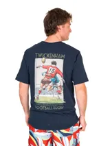 Remera azul marino de manga corta, con gran estampado al dorso de temática de rugby con la inscripción "Twickenham" y "Football Rugby".