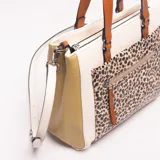 Bolso tote de mano y hombro, con diseño de bloques de color y textura. El cuerpo principal es blanco, los laterales son de color verde oliva con textura de cocodrilo, y el frente tiene un bolsillo con estampado de leopardo. Las asas superiores son de color marrón caramelo con textura de cocodrilo. Incluye correa larga desmontable en color blanco.