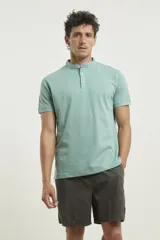 Remera verde medio con cuello mao y abotonadura frontal de tres botones, de manga corta.