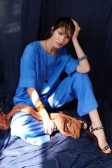 Blusa de lino color azul, con cuello redondo, mangas 3/4 y costuras con pespuntes a contratono.