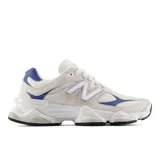 Championes urbanos New Balance modelo 9060, con diseño futurista inspirado en la estética Y2K. Presenta una combinación de tonos crema, blanco y detalles en azul vibrante. Confeccionados con una mezcla de malla y cuero sintético, cuentan con una entresuela esculpida de doble densidad con tecnología de amortiguación ABZORB y SBS, y un dispositivo translúcido en el talón.