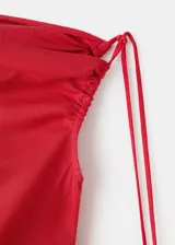 Vestido midi rojo de lino y lyocell, con diseño asimétrico de un hombro, manga corta y fruncidos laterales.
