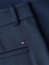 Pantalón de vestir azul marino de corte slim, con cinturón incorporado con detalles distintivos de la marca.