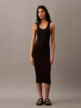 Vestido midi negro ajustado al cuerpo, sin mangas y con cuello redondo.