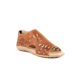 Sandalias de cuero marrón claro, estilo cerradas con diseño de perforaciones circulares en el empeine, suela plana y taco bajo.