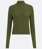 Polera color camel de punto acanalado, con cuello alto y mangas largas.