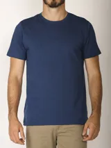 Remera básica de manga corta y cuello redondo color gris oscuro, con calce clásico y sutil bordado al tono en el borde inferior.