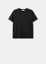 Camiseta negra de manga corta, con cuello redondo y diseño liso.