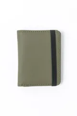 Billetera compacta de color verde oliva con cierre de banda elástica negra.
