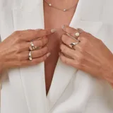 Anillo de diseño minimalista confeccionado en plata 925, con una banda de grosor medio y acabado pulido.