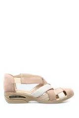 Zapato tipo guillermina con diseño trenzado en tonos beige y blanco, confeccionado en cuero. Presenta una suela con cámara de aire tipo burbuja en el talón y cierre con elástico lateral para mayor ajuste.