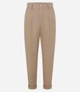 Pantalón mom de tiro alto con pliegues frontales, trabillas para cinturón y cierre frontal con botón y cremallera. Presenta un corte holgado en cadera y piernas con bajo ligeramente ajustado.