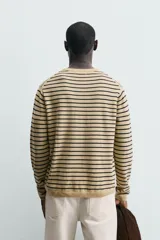 Jersey de punto regular fit, con diseño de rayas horizontales, cuello redondo y manga larga con acabados en rib.