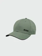 Gorro tipo gorra con visera curva de marca Boss, color verde con detalles en negro.