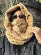 Cuellote beige de tela sherpa, que puede usarse como cuello, capucha o para cubrir la boca.