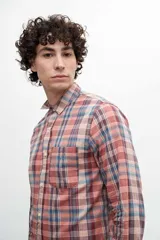 Camisa a cuadros beige y blanco, de manga larga y corte clásico.