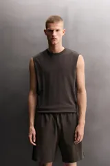 Musculosa de corte relajado confeccionada en tejido compacto de algodón, con cuello redondo y sisas con acabado irregular. Pertenece a la línea Zara Athleticz.